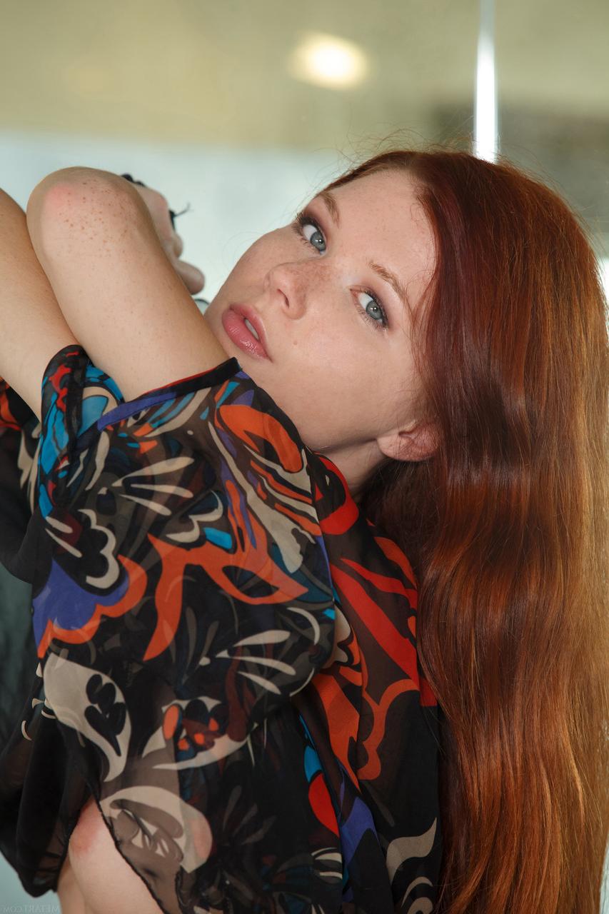 20P Das verführerische Babe Mia Sollis zeigt ihre süßen Teenie-Titten und ihre beschnittene Muschi