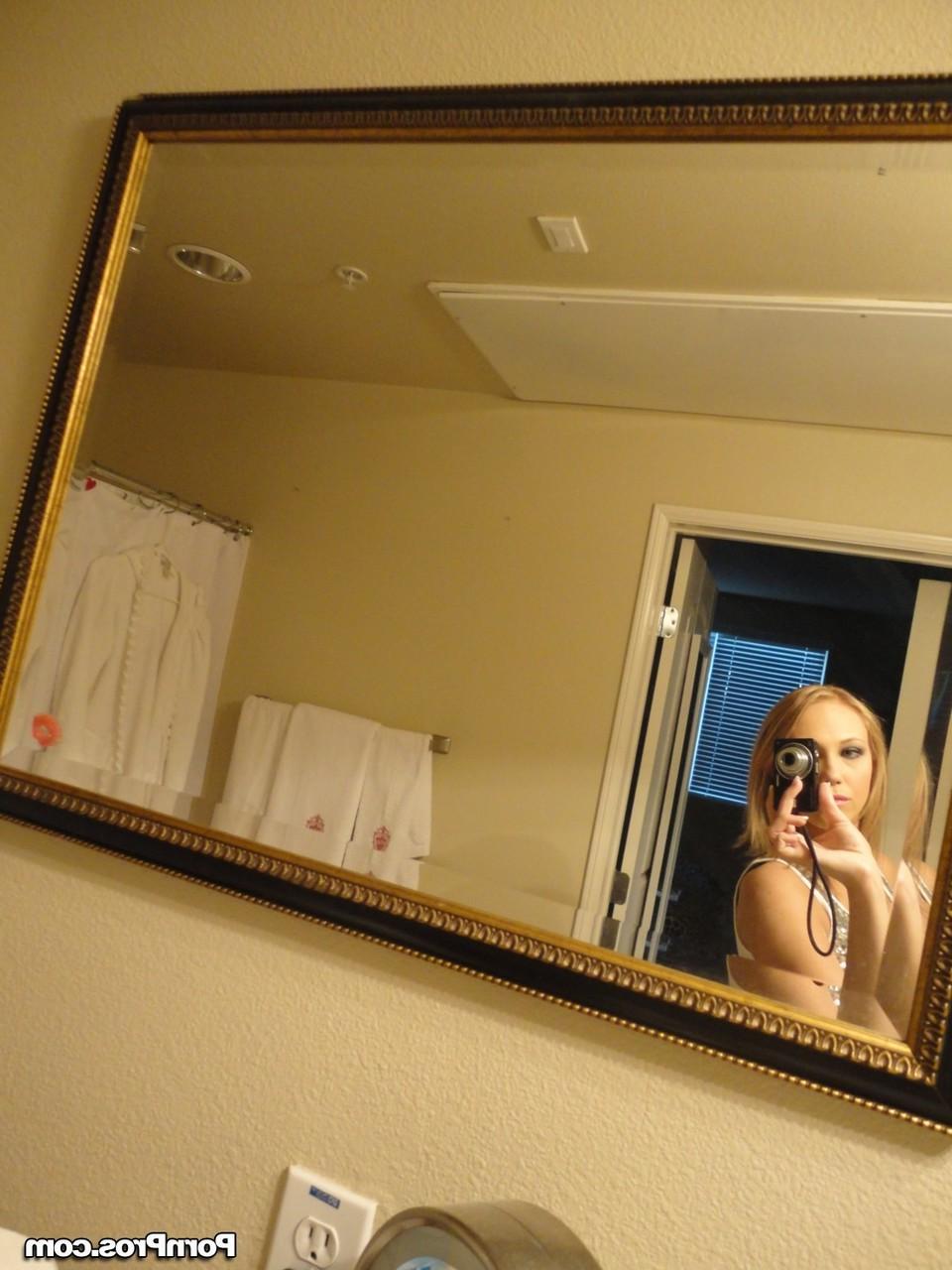 20P La blonde aux gros seins Alexia Rae prend des selfies, suce une bite et se fait baiser