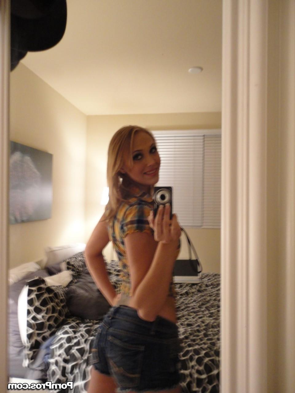 20P La blonde aux gros seins Alexia Rae prend des selfies, suce une bite et se fait baiser
