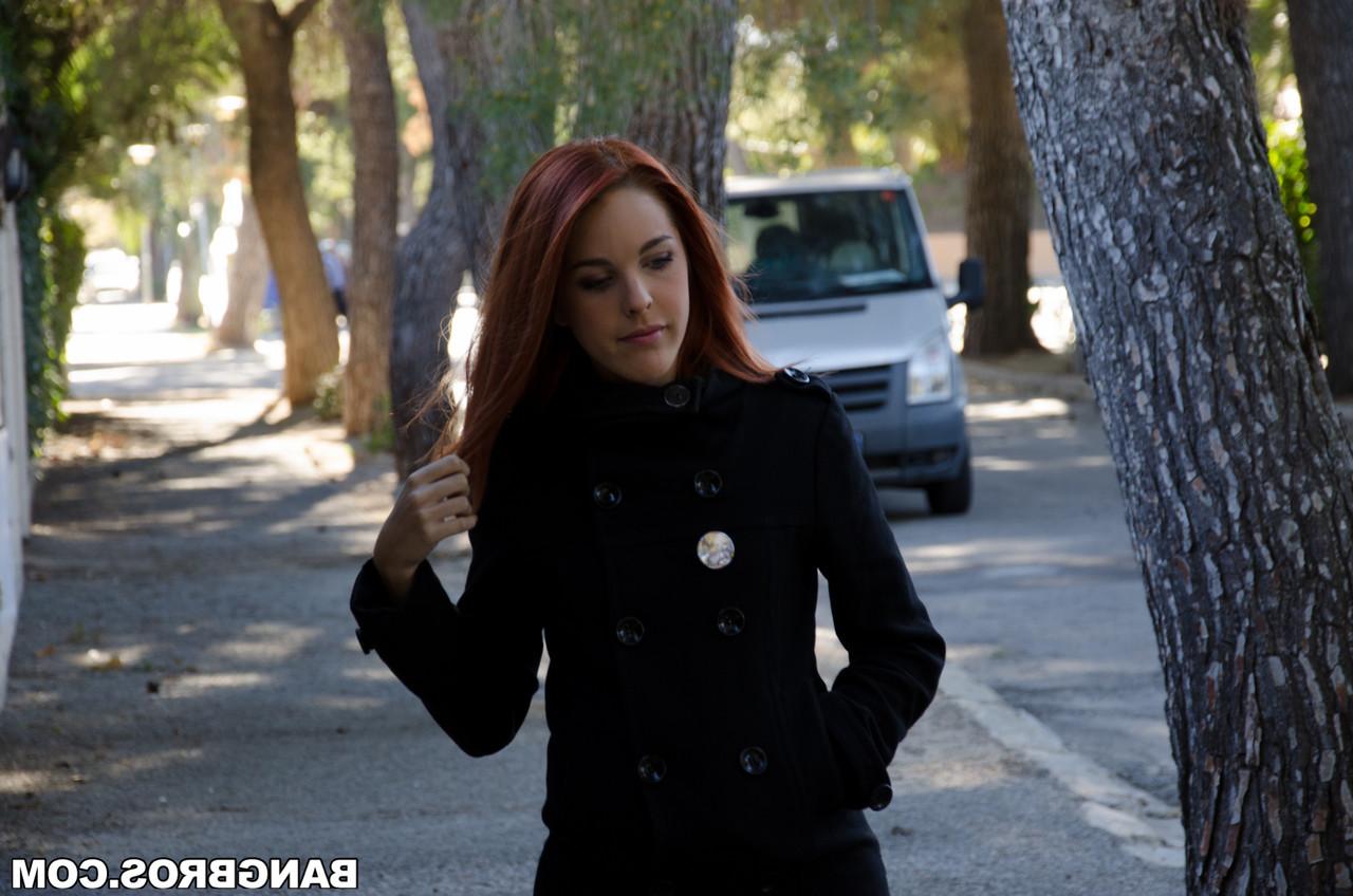 17P Amarna Miller, amatrice rousse, suce une superbe bite en public.