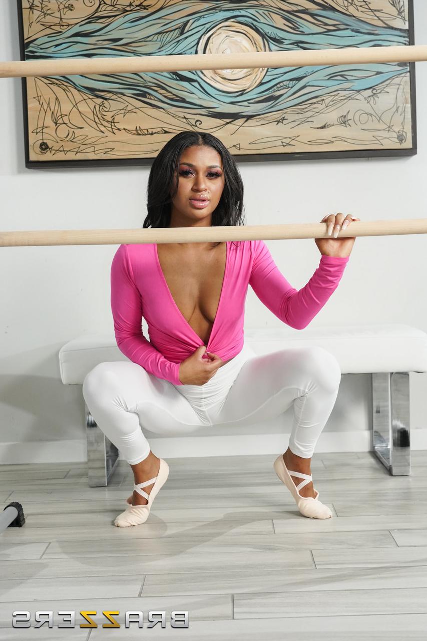 20P Ebony MILF dá um footjob interracial e dá uma enorme tesão branca