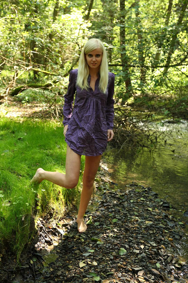15P La joven rubia Danielka se desnuda para masturbarse a orillas de un arroyo