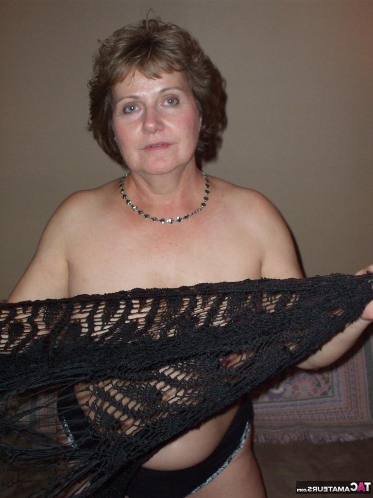 20P Esposa madura erótica Busty Bliss ela usa xale de renda para espalhar topless em tanga sexy