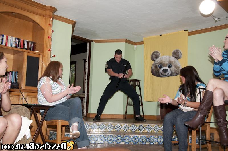 16P Chicas fiesteras cachondas chupan la polla de un stripper hasta que explota con semen
