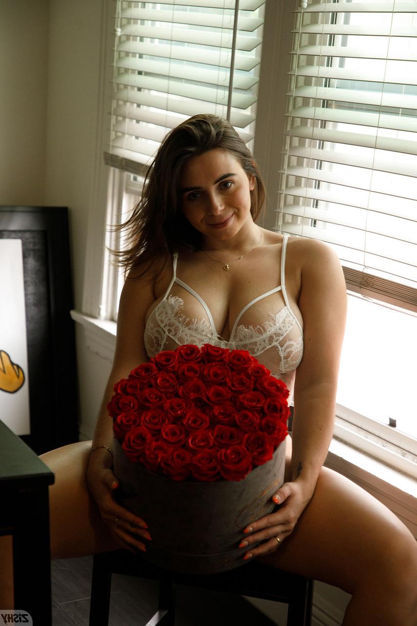 12P La jeune amateur Tyla Jessop exhibe ses courbes incroyables dans sa lingerie.