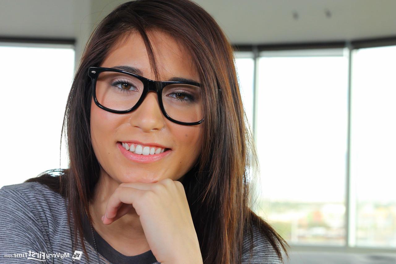 17P A morena nerd Kimberly Costa mostra seus peitinhos e abre a bunda