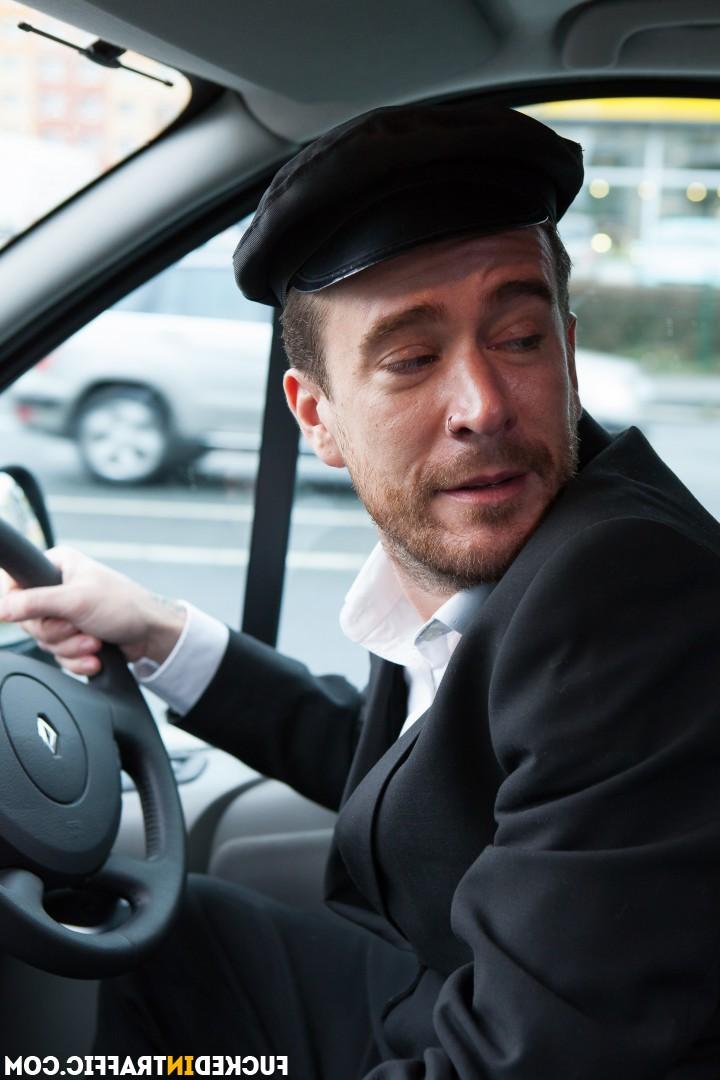 17P La jeune tchèque Bella Scaris se fait baiser dans une voiture par son chauffeur personnel.