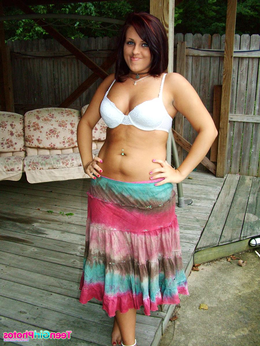 15P La gordita amateur roxy libera sus tetas naturales en forma de sujetador con una falda