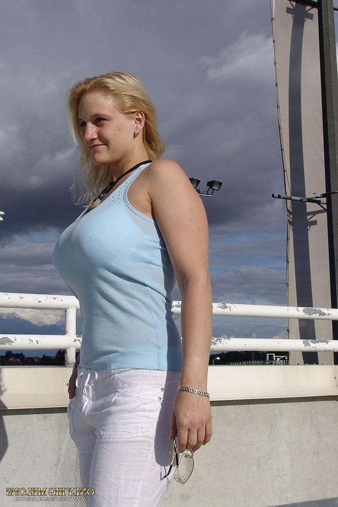 15P Chica rubia solitaria da rienda suelta a sus grandes tetas en un entorno público
