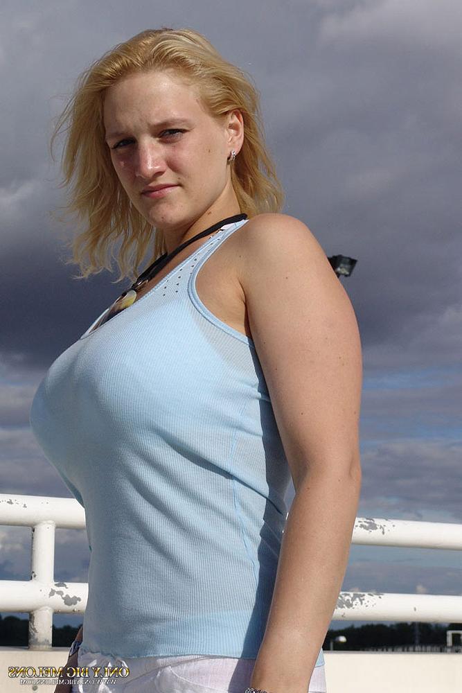 15P Chica rubia solitaria da rienda suelta a sus grandes tetas en un entorno público