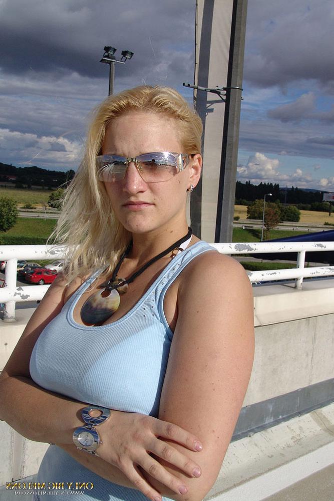 15P Chica rubia solitaria da rienda suelta a sus grandes tetas en un entorno público