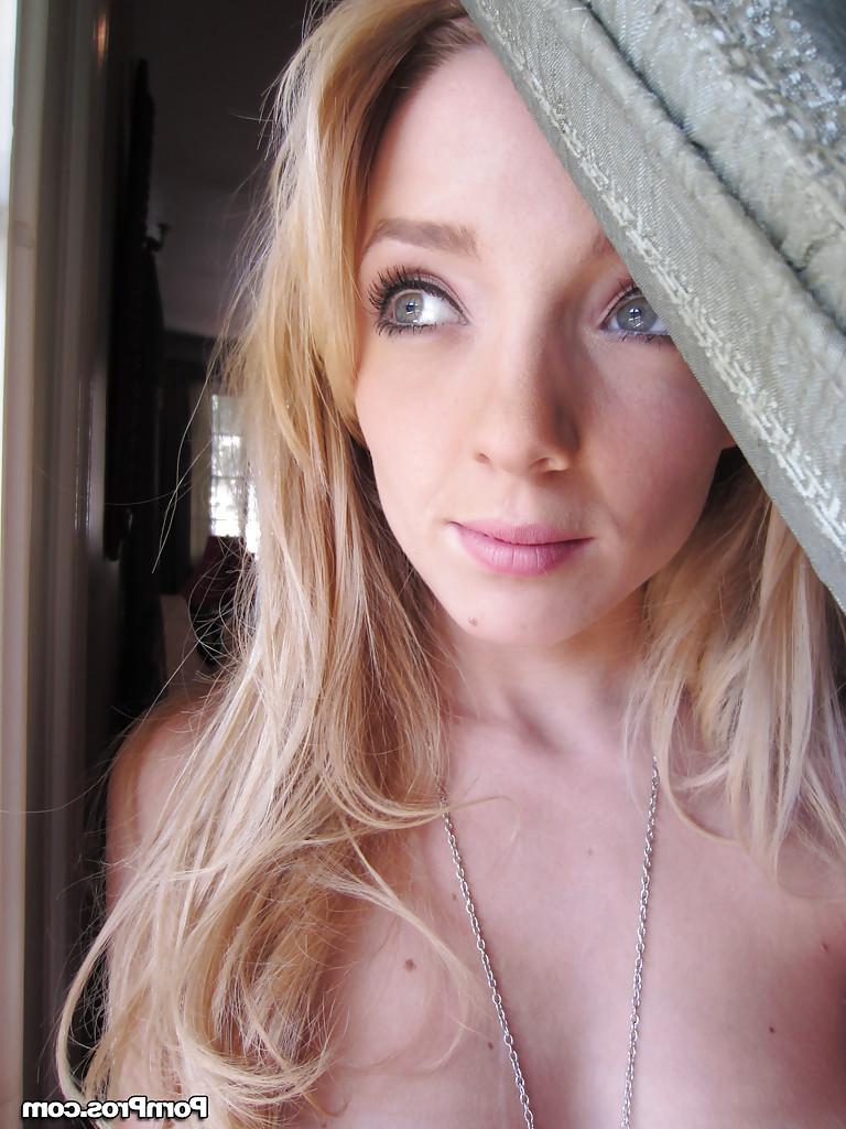 16P La delgada joven Ally Winters posando desnuda y imaginándose a sí misma