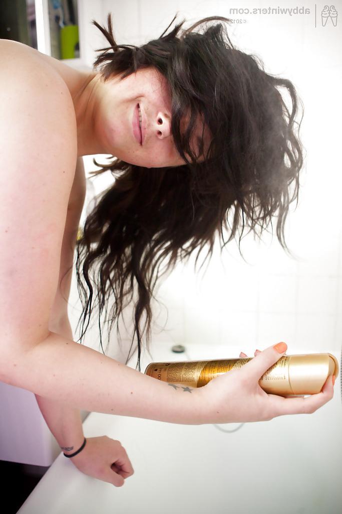 16P A gordinha amadora Alyshia lavando seus peitos grandes e buceta raspada