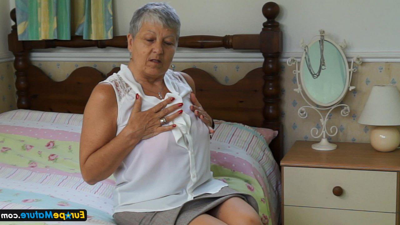 16P La anciana británica Lady Sextasy y otra abuela se masturban con juguetes sexuales