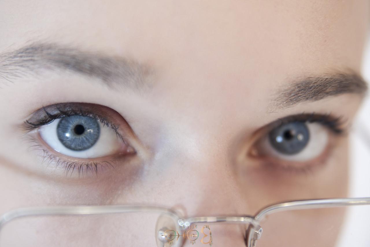 15P Linda nerd adolescente de olhos azuis revela sua vulva e a toca em um solo