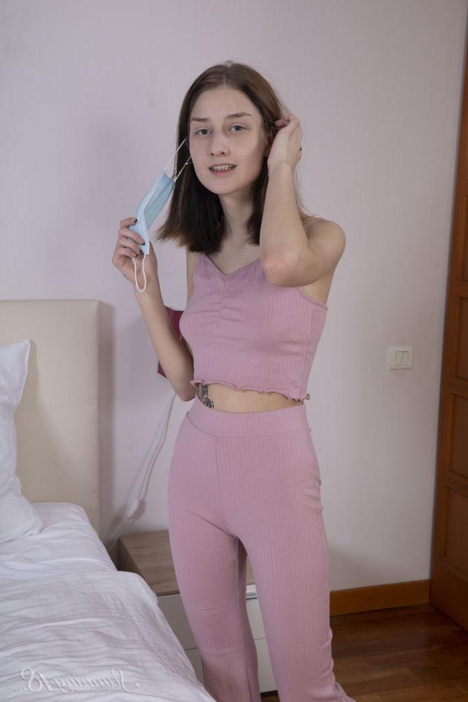 16P La chica apenas legal Sasha Paige se quita la mascarilla quirúrgica y la ropa para desnudarse