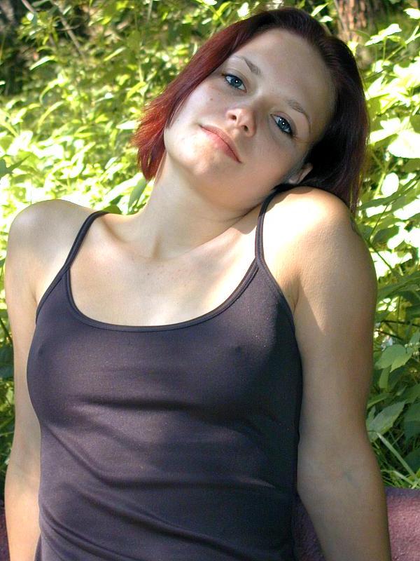 20P Une ado aux cheveux roux se fait sucer la chatte par une autre fille rousse en plein air