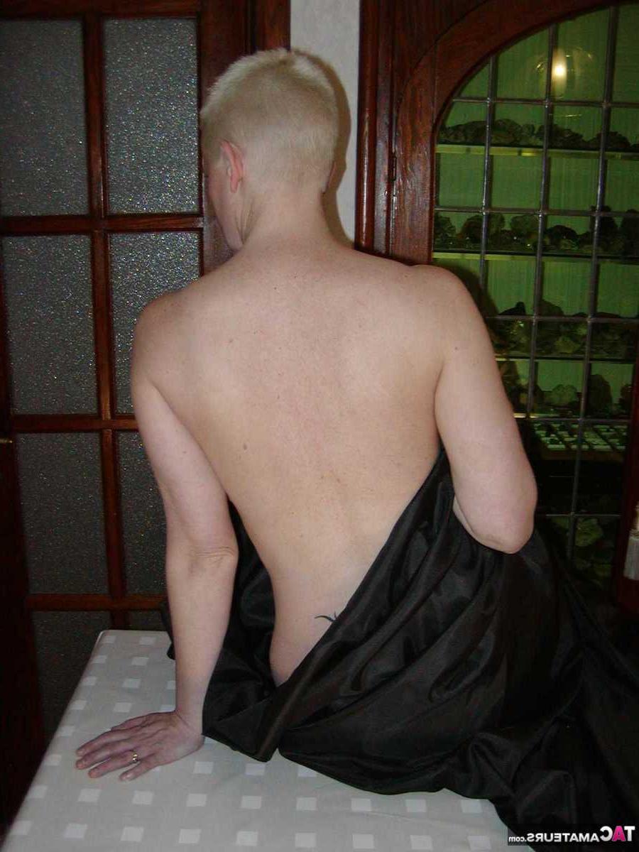 16P Madura de pelo corto Tiffany Pearl posa completamente desnuda