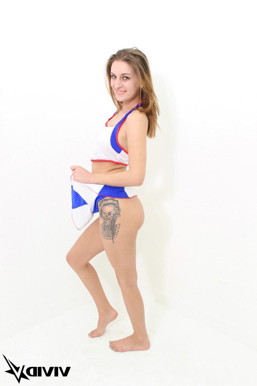 20P La animadora Maci Winslett se quita el uniforme para quedar totalmente desnuda