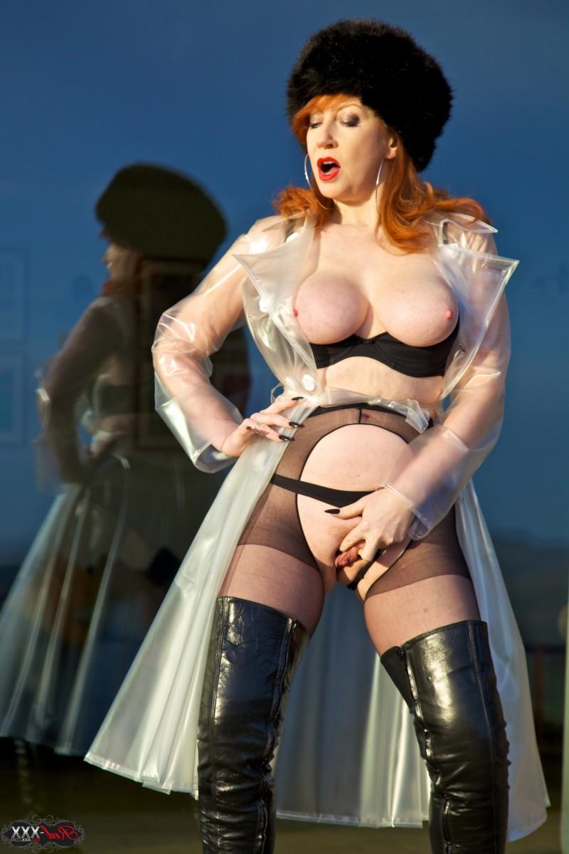 20P Mulher ruiva expõe seus peitos grandes e buceta com botas pretas de cano alto