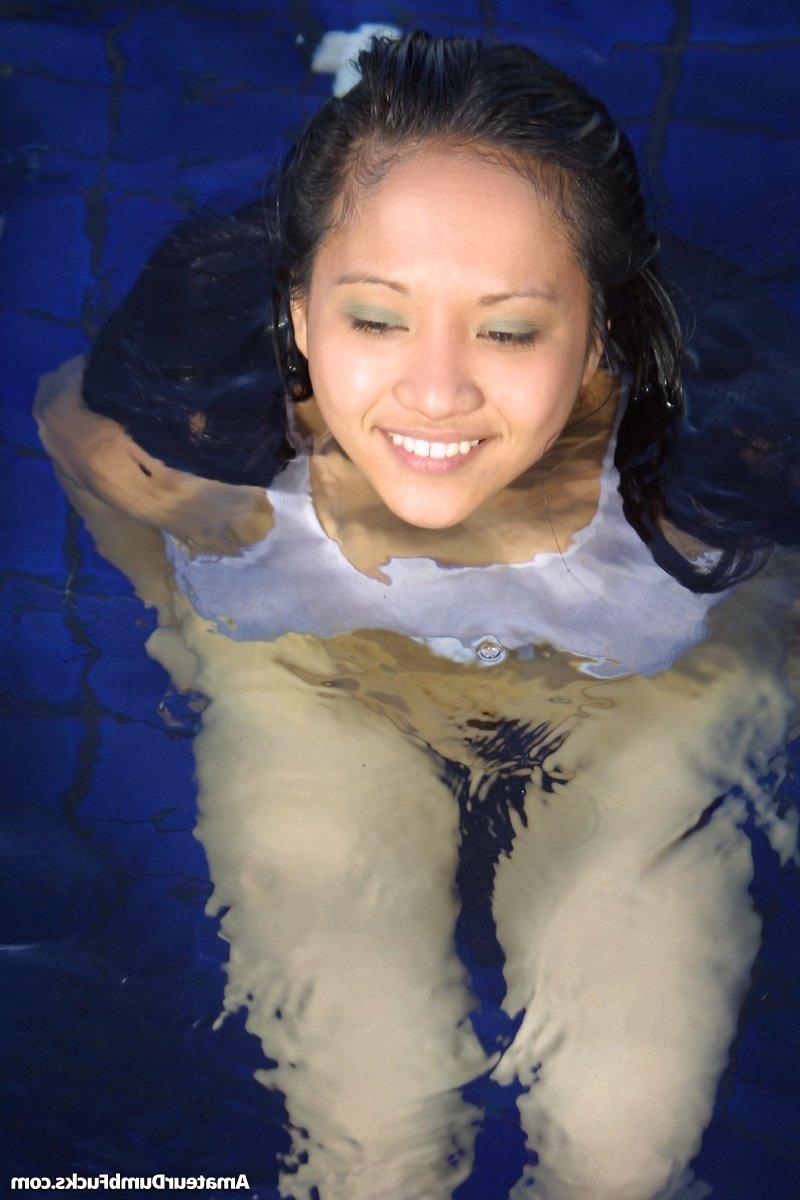 20P La morena amateur Loni Camp muestra sus tetas y su coño calvo en la piscina