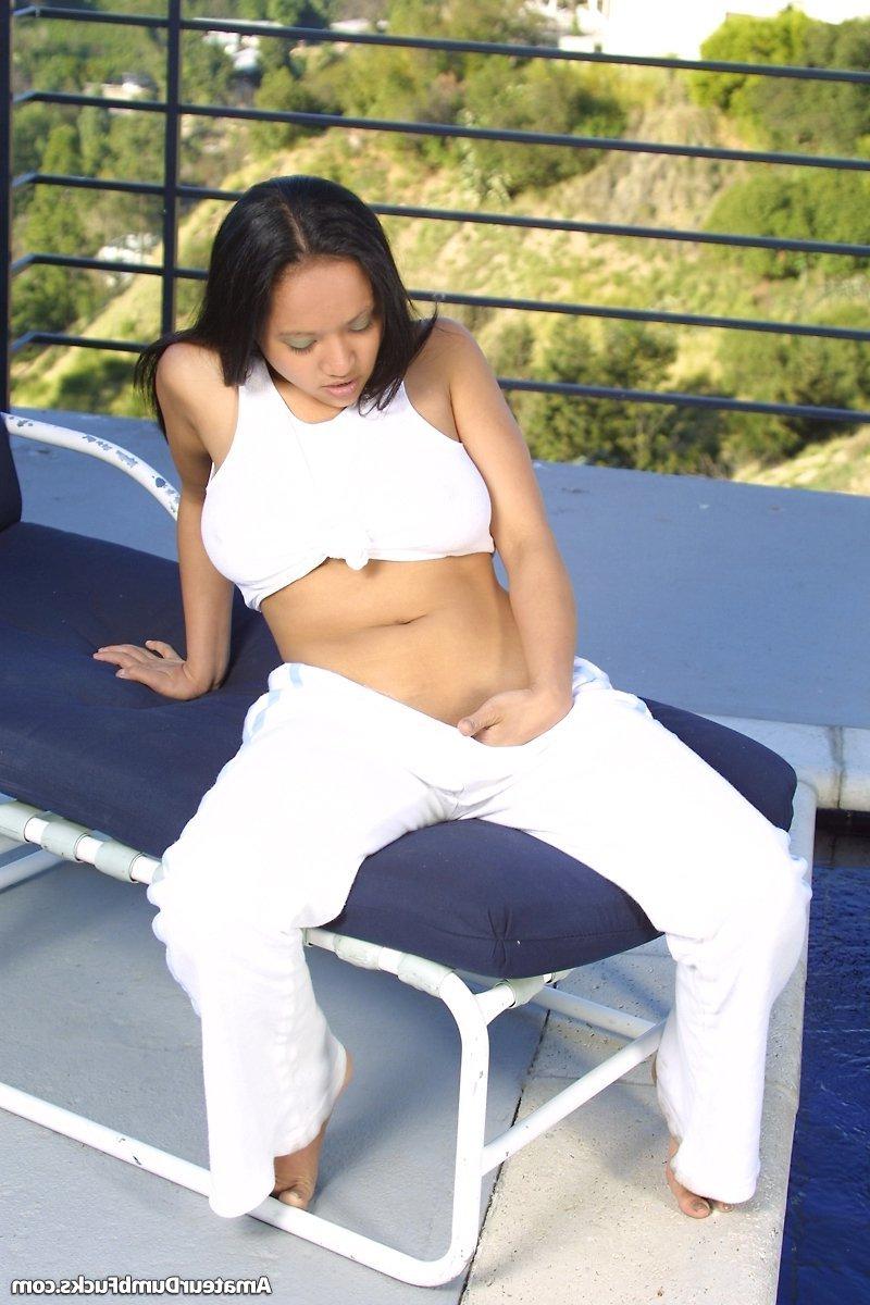 20P La morena amateur Loni Camp muestra sus tetas y su coño calvo en la piscina