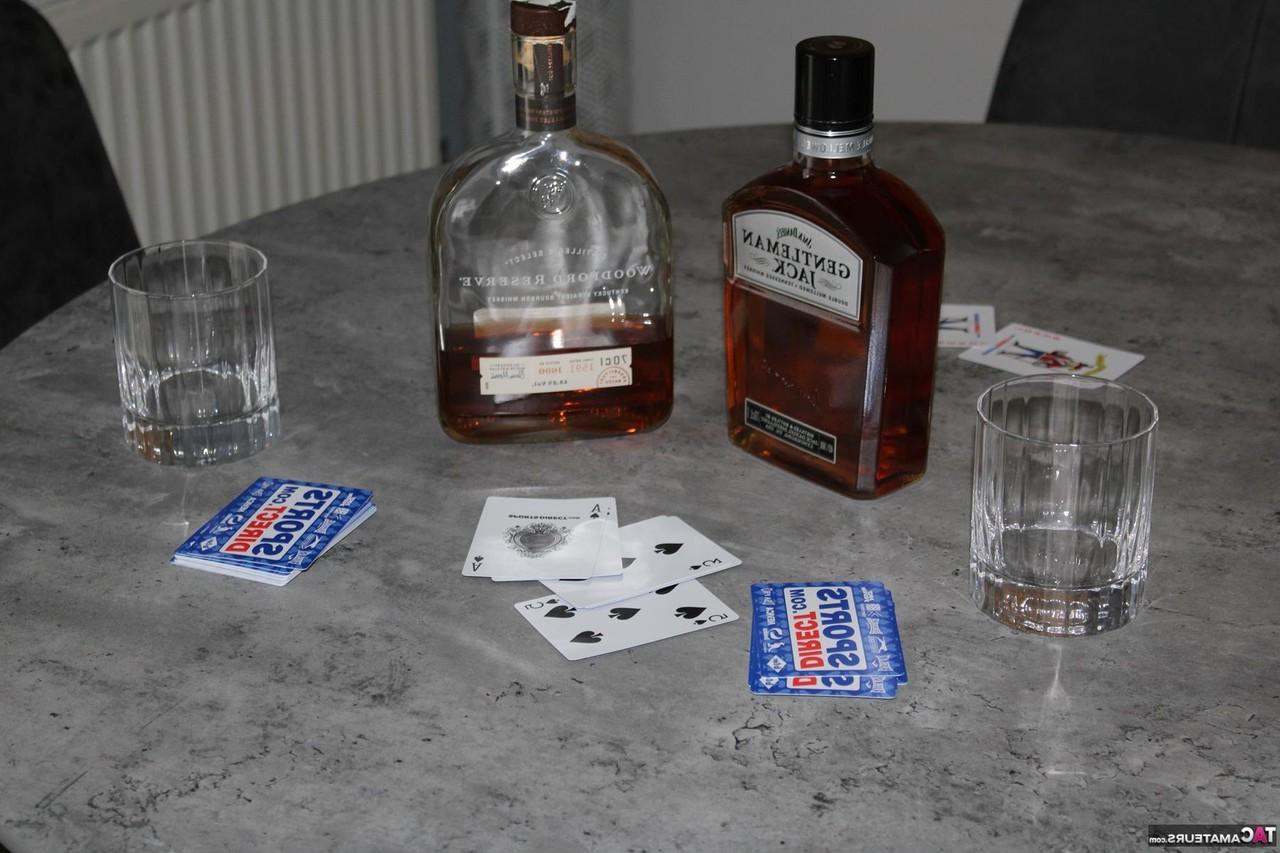 16P Die reifen, rundlichen Cassandra Uk und Dimonty konsumieren beim Nacktspiel Alkohol