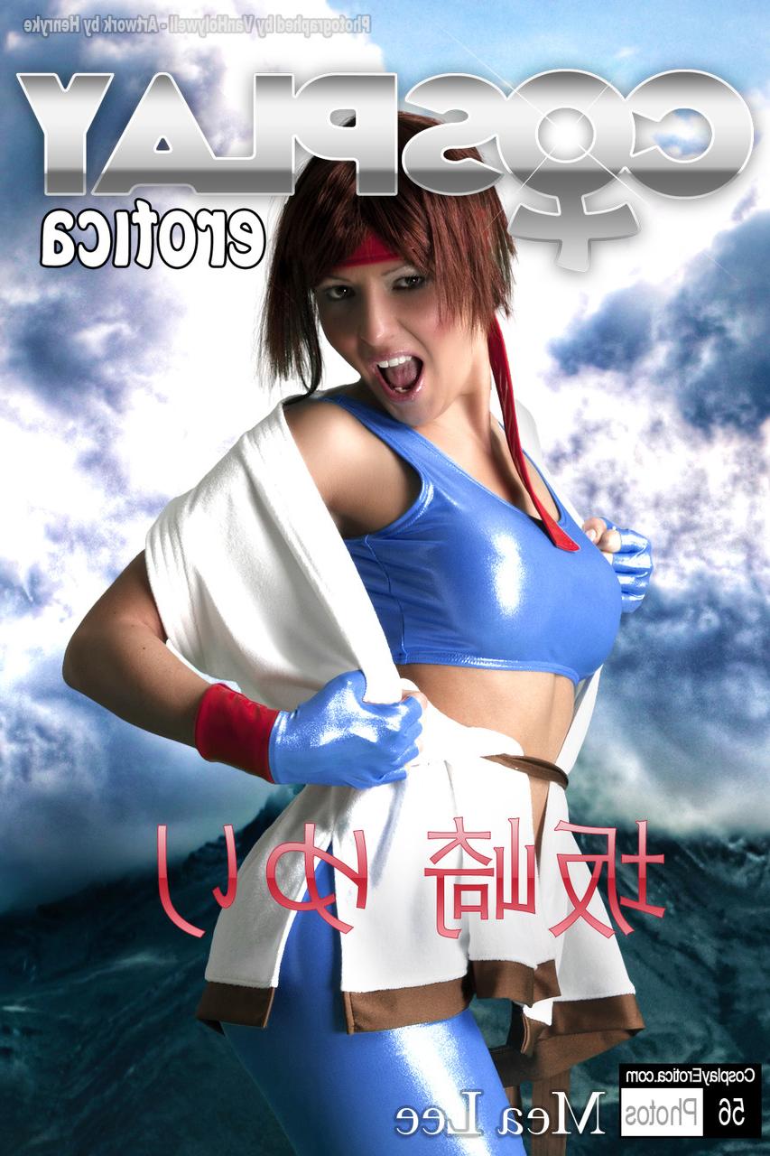 12P Une fille chaude libère son superbe corps de ses vêtements de cosplay lors d'une action en solo