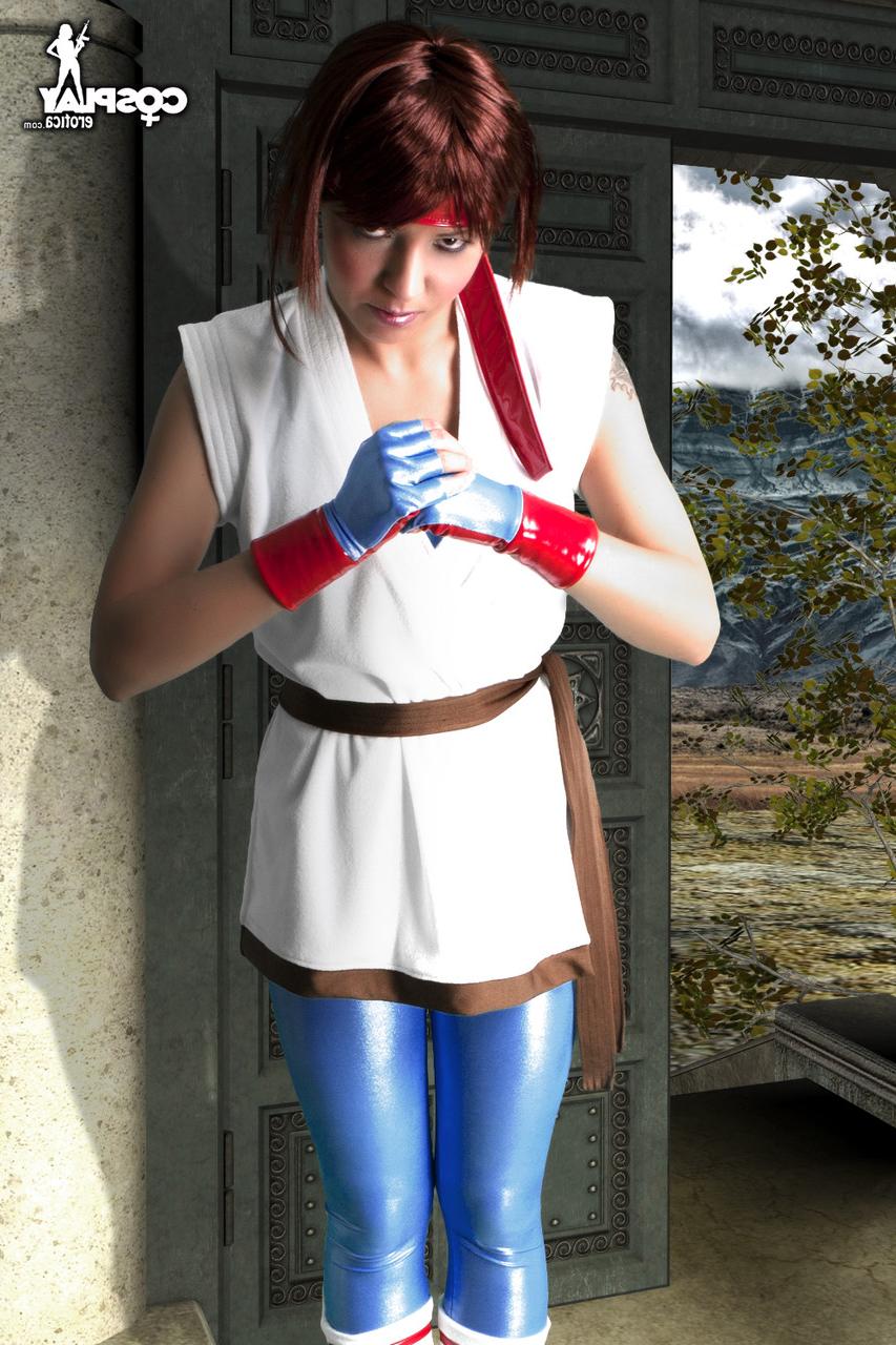12P Une fille chaude libère son superbe corps de ses vêtements de cosplay lors d'une action en solo