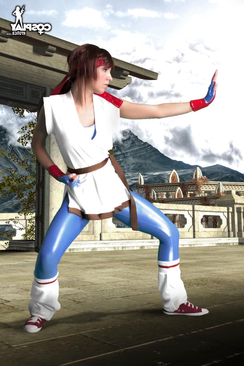 12P Une fille chaude libère son superbe corps de ses vêtements de cosplay lors d'une action en solo