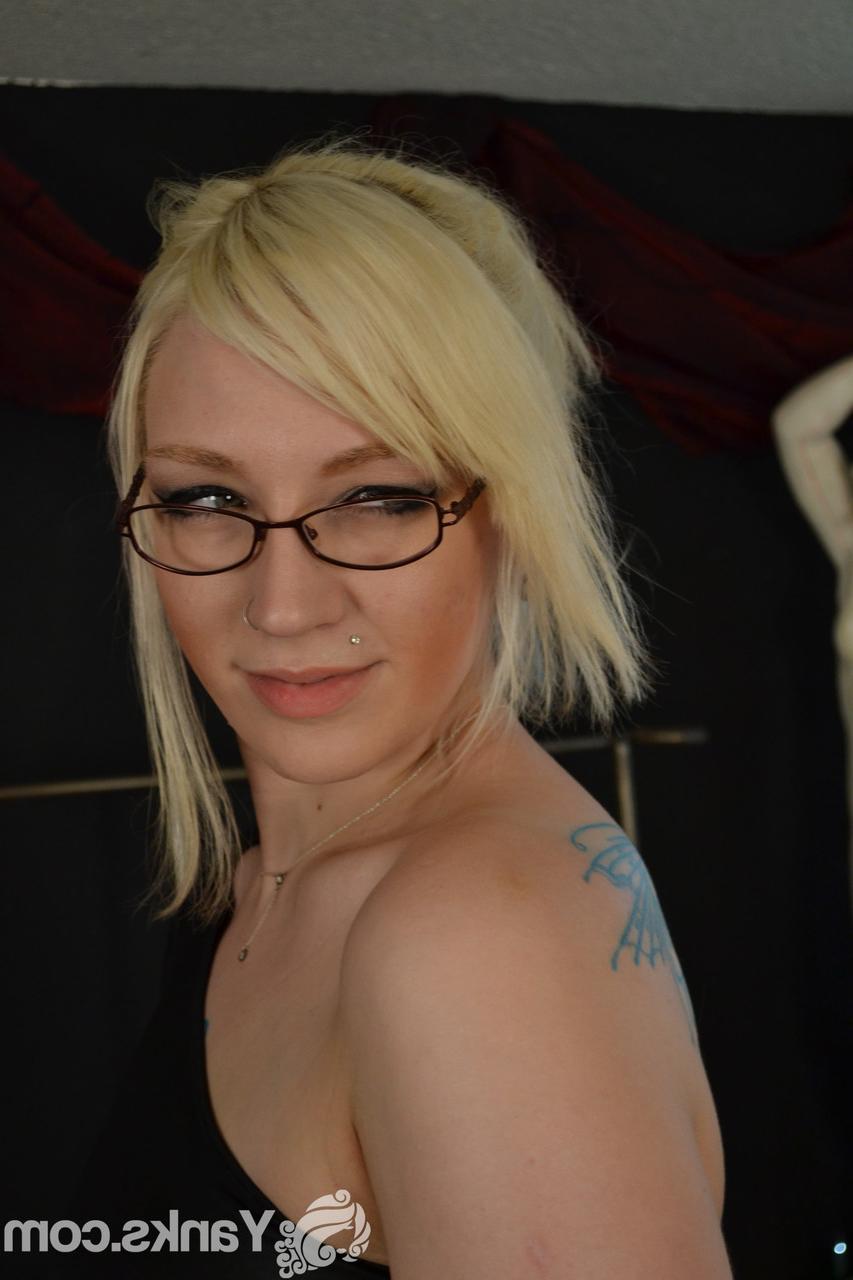 15P La blonde solo Ruby Enraylls glisse un gode dans son manchon garni sur un tapis.