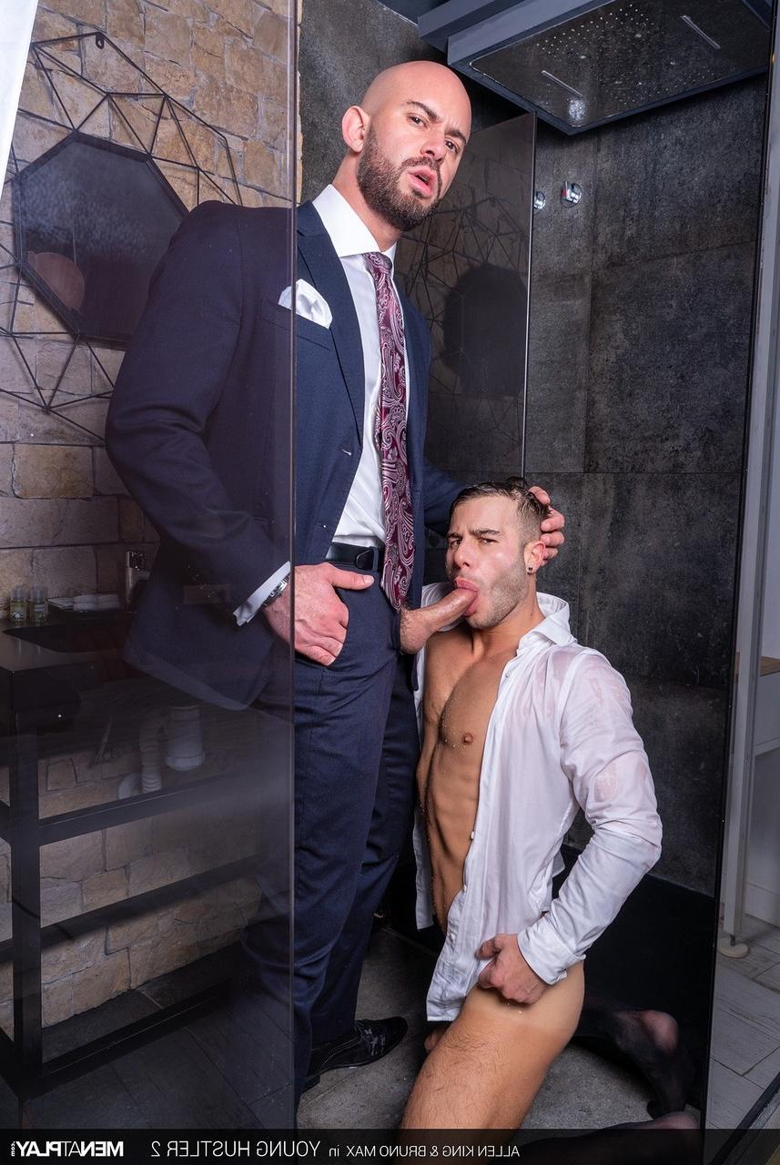 20P Le jeune gay Allen King prend un soin du visage après une relation anale hardcore avec un papa bien membré