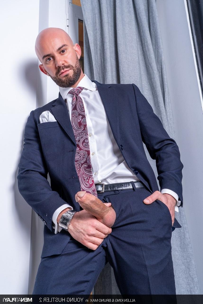 20P Le jeune gay Allen King prend un soin du visage après une relation anale hardcore avec un papa bien membré
