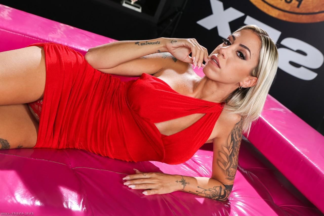 15P Marika Milani e Malena Nazionale da Hot MILF se envolvem em sexo grupal