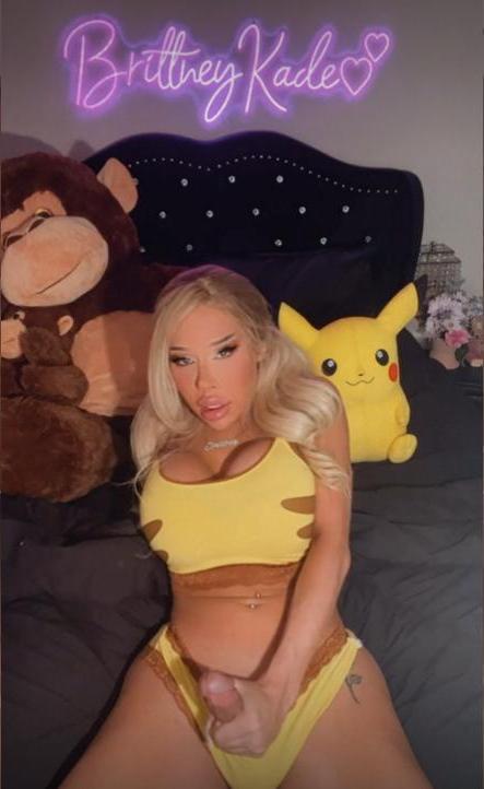 10P A travesti loira Brittney Kade mostra seus peitos grandes e seu pau ereto