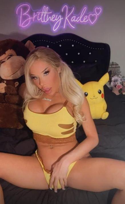 10P A travesti loira Brittney Kade mostra seus peitos grandes e seu pau ereto