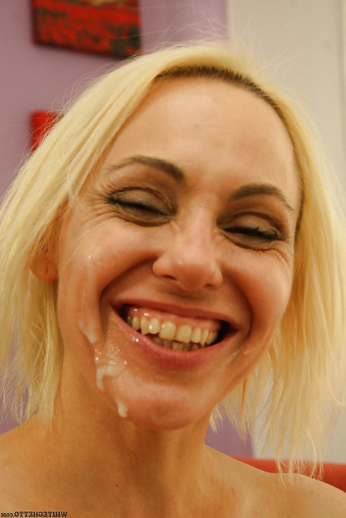 15P Essa prostituta loira está pronta para fazer o maior tratamento facial de seu tempo