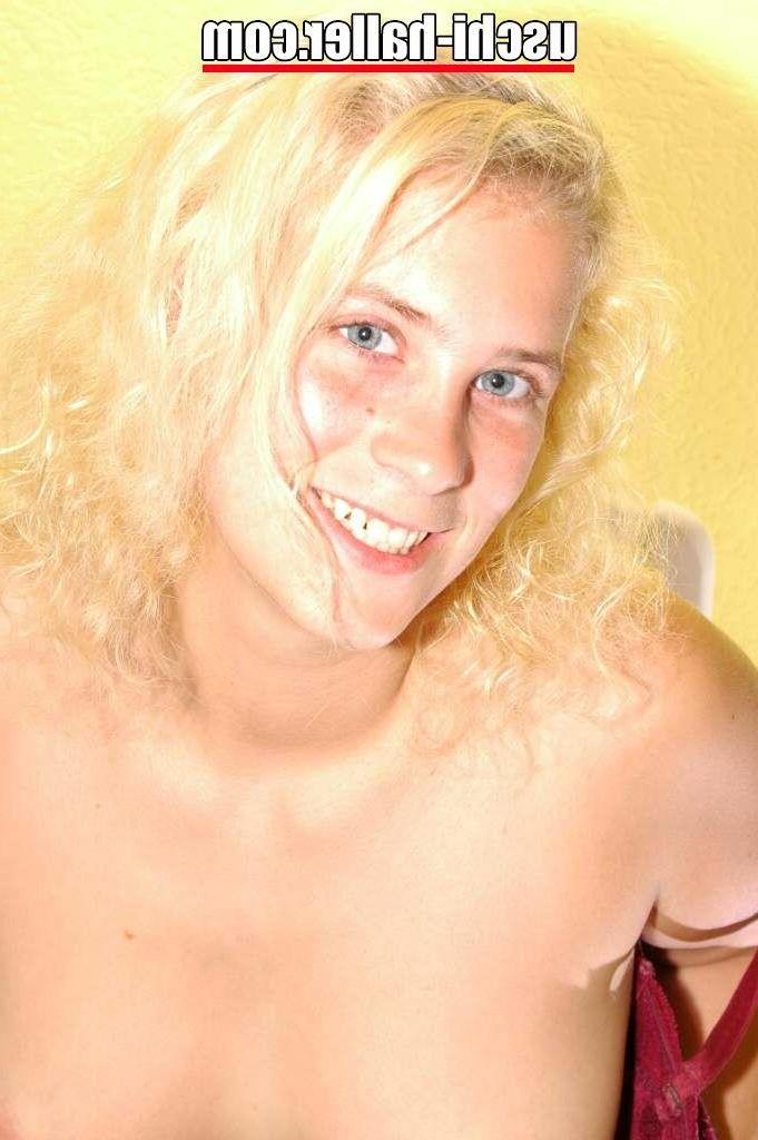 15P La blonde potelée Jessi révèle un téton percé tout en se mettant totalement nue.