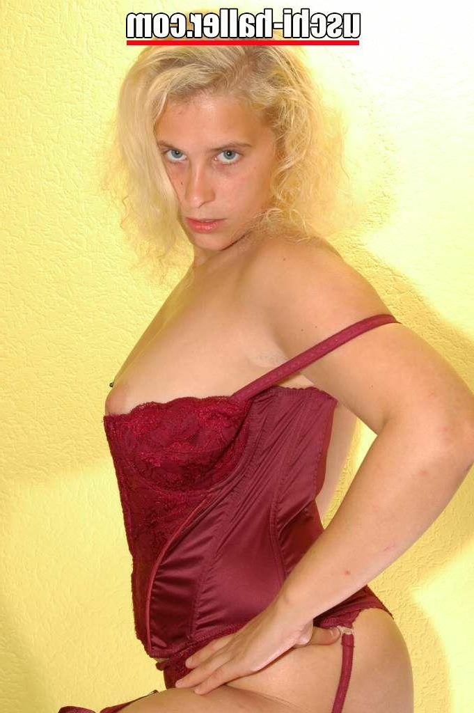 15P La blonde potelée Jessi révèle un téton percé tout en se mettant totalement nue.