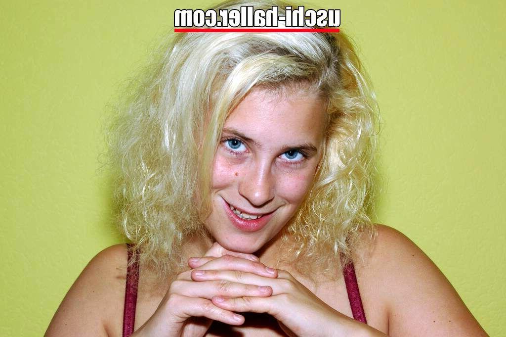 15P La blonde potelée Jessi révèle un téton percé tout en se mettant totalement nue.