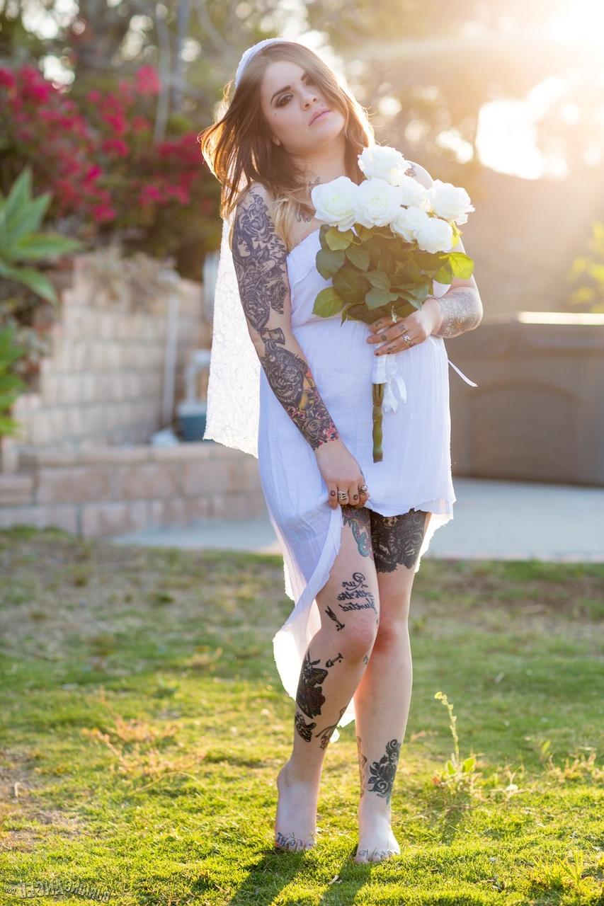 17P Noiva sexy do interior mostra seus enormes peitos tatuados e se espalha ao sol da manhã