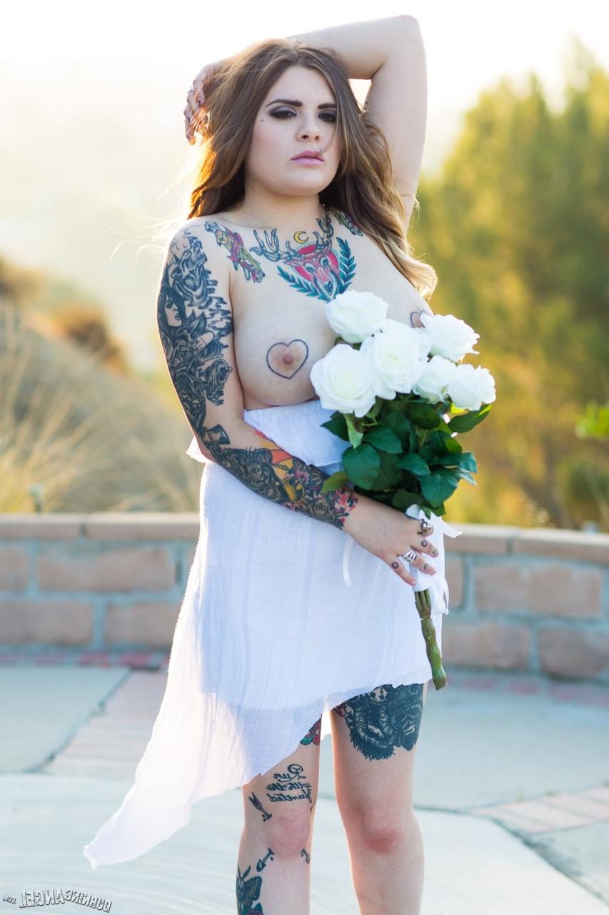 17P Noiva sexy do interior mostra seus enormes peitos tatuados e se espalha ao sol da manhã