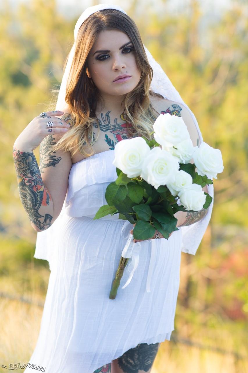 17P Noiva sexy do interior mostra seus enormes peitos tatuados e se espalha ao sol da manhã