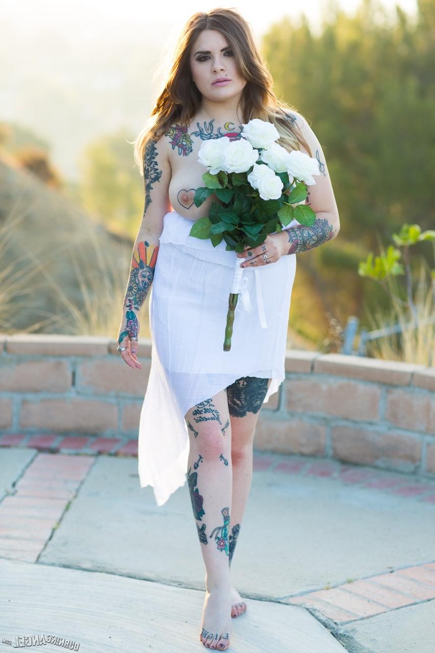 17P Noiva sexy do interior mostra seus enormes peitos tatuados e se espalha ao sol da manhã