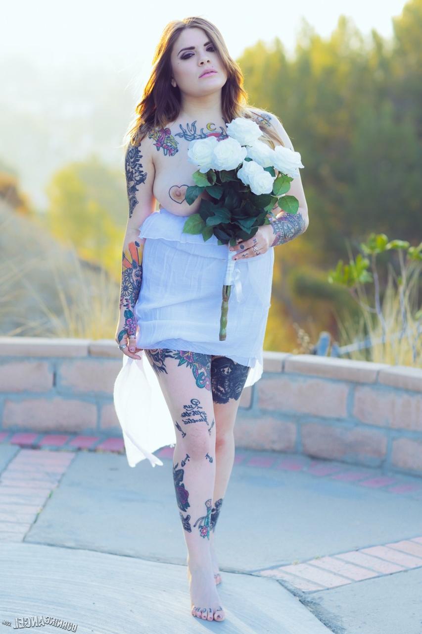 17P Noiva sexy do interior mostra seus enormes peitos tatuados e se espalha ao sol da manhã