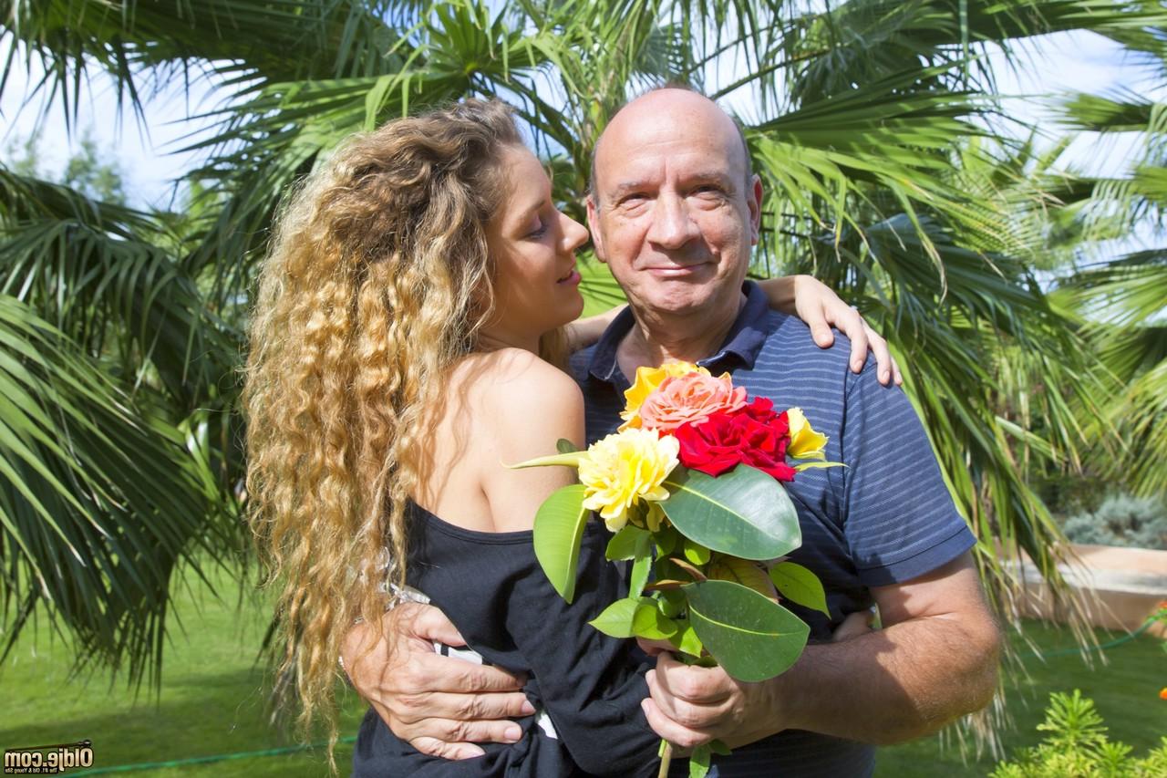 20P La monada húngara Monique Woods disfruta del sexo matutino al aire libre con un viejo gordo