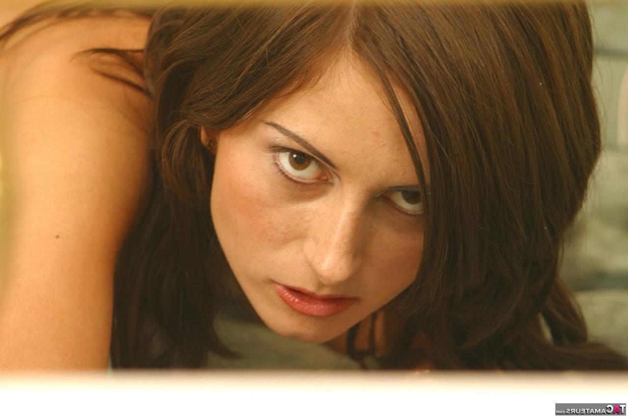16P A adolescente magrinha Susy Rocks lambe os lábios antes de tocar sua boceta nua