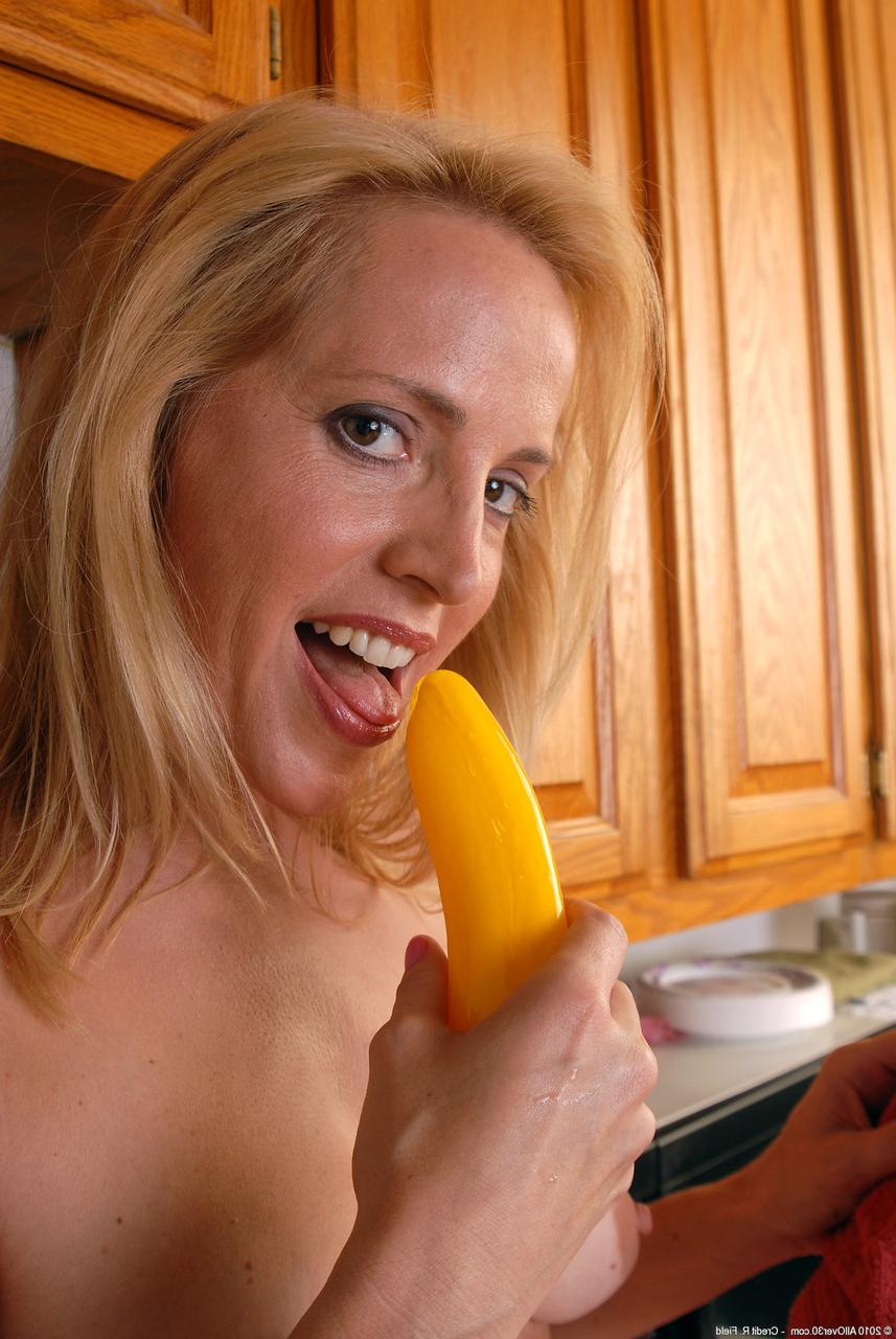20P Sexy MILF Katrina mostra seu regalo raspado e sua bunda grande em uma cozinha quente