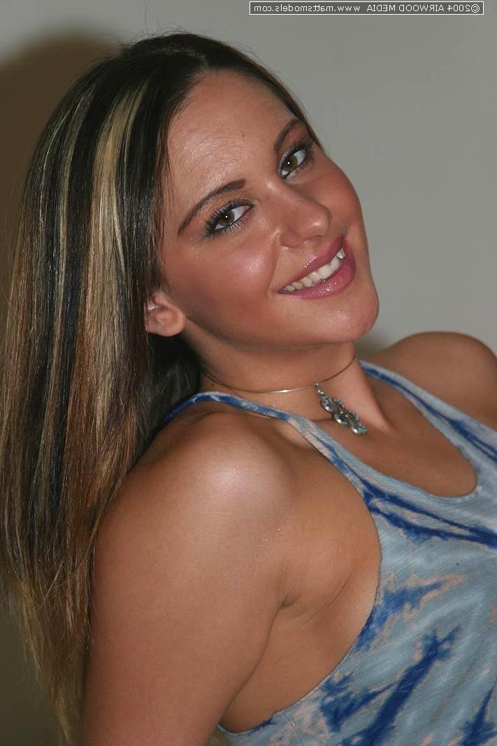 16P Le mannequin amateur Kinzie replie ses lèvres après s'être nue sur un lit.