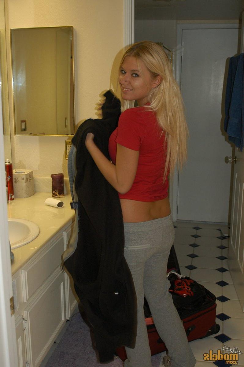 16P A loira natural Riley Evens exibe seus peitos lindos quando está nua